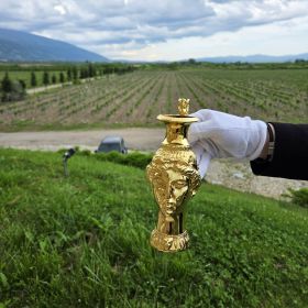 Реплика на златния ритон с глава на амазонка с крила от Панагюрското златно съкровище