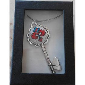 Медальон ключ, българска бродерия