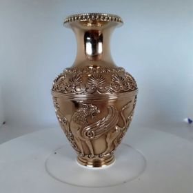 Позлатена антична кана за вино