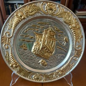 Корабът на мечтите, посребрена и позлатена чиния от метал
