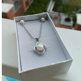 Сребърен комлект - колие с обеци с естествени перли