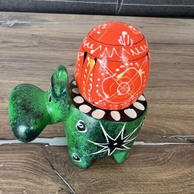 Ръчно изработено дървено, оранжево яйце