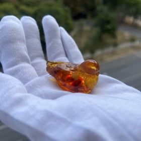 Златната гъска - мининиатюра от естествен кехлибар