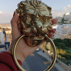 Лъв, пазителят и повелителят на дома, чукало за входна врата