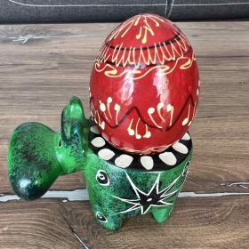 Дървено, червено, рисувано яйце