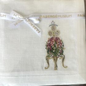 Ленена покривка с императорското яйце с лилиите на Фаберже