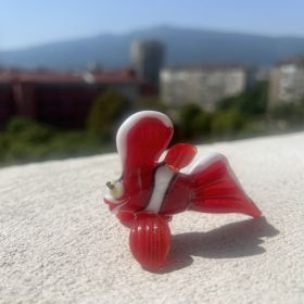 Малка пластика, цветно стъкло, златната рибка