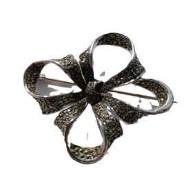 Кралска брошка, Стил и благородство