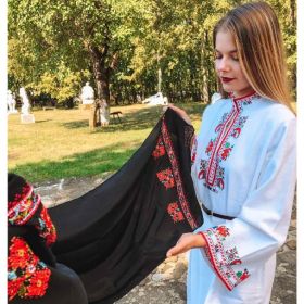 Бродиран шал от естествена коприна, Ловешка шевица