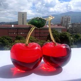 Череши, малка пластика от цветно стъкло