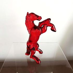 Пластика на огнения кон, червено стъкло