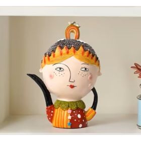 Малка пластика, във формата на чайник - слънчевата лейди