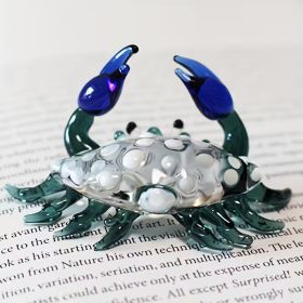 Рак, малка пластика от цветно стъкло на мъжки рак