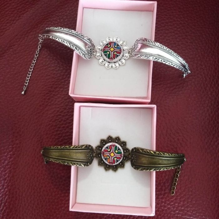 Българска гривна с бродерия