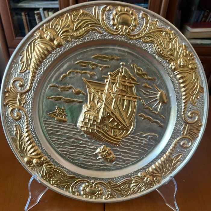 Корабът на мечтите, посребрена и позлатена чиния от метал