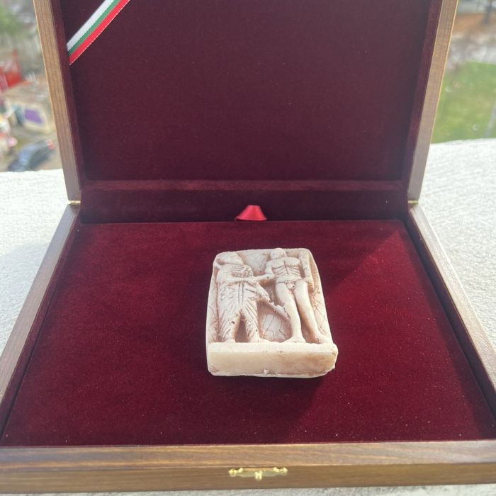 Протоколен подарък, Дипломация - ръкостискане между цар Митридат и Херкулес