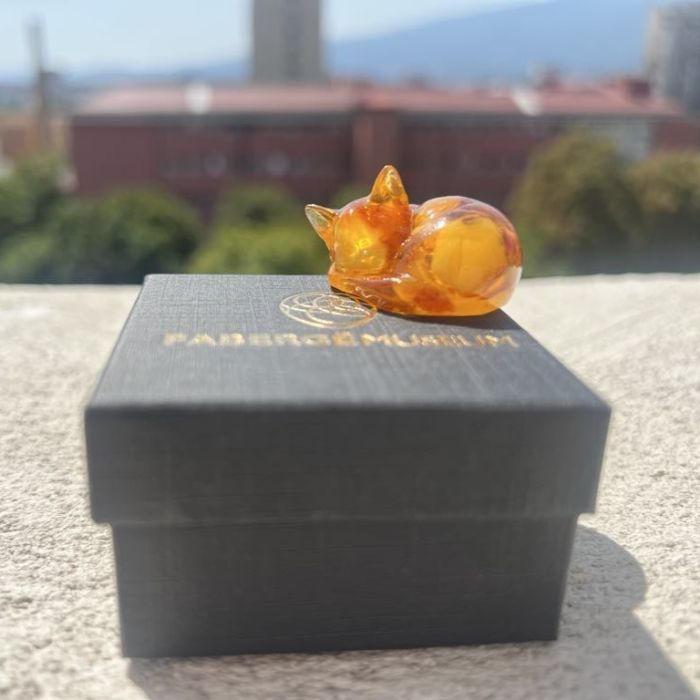 Фигура на котка от естествен кехлибар