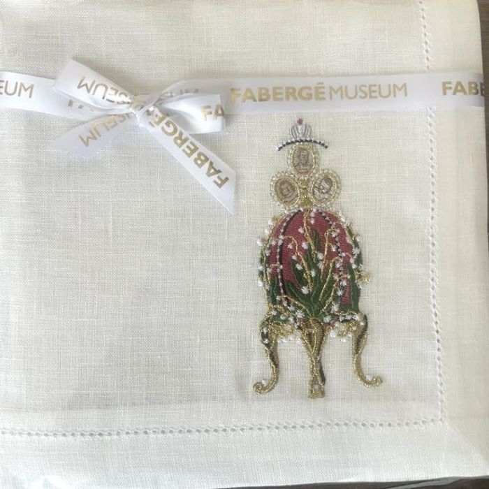 Ленена покривка с императорското яйце с лилиите на Фаберже