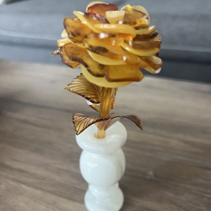 Кралица роза, ръчна изработка от естествен кехлибар