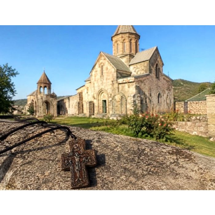 Порцеланов кръст с позлата, ръчна изработка