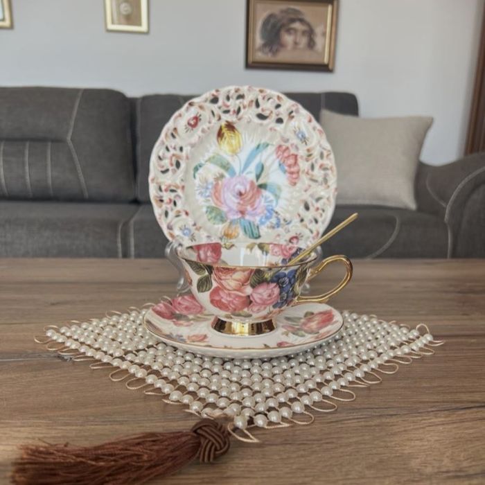 Перли и рози - комплект костен порцелан и антикварна чиния и покривка от перли