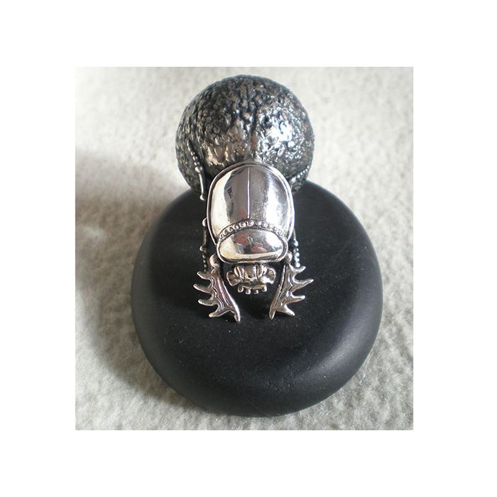 Скарабей, сребърна скулптура