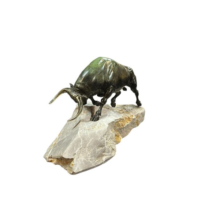 Авторска скулптура на бик