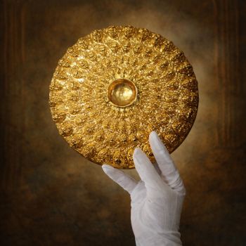 Реплика на златната фиала от Панагюрското съкровище