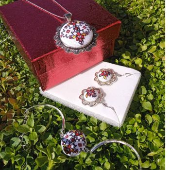 Комплект бродирани бижута,Цветето на живота - колие, гривна, обеци