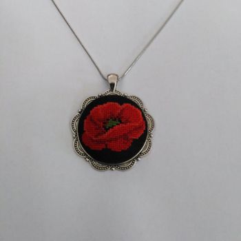 Бродирано колие червен мак
