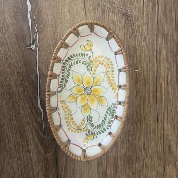 Слънчевото цвете, ръчно рисувана керамична чиния с ажур от ракита