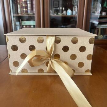 Кутия за подарък крафт със сатенена панделка излатисти точки