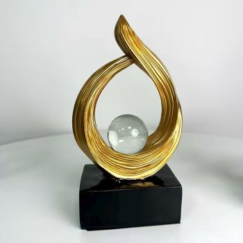 Същност - малка пластика от метал и стъкло