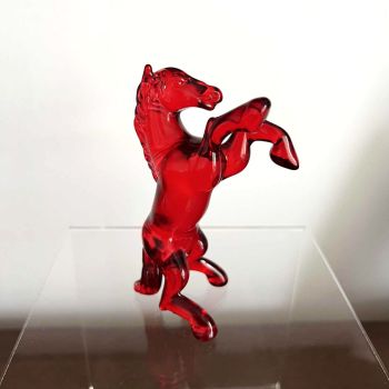 Пластика на огнения кон, червено стъкло