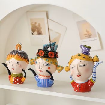 Кокони, комплект  малки пластики на 3 екцентрични дами