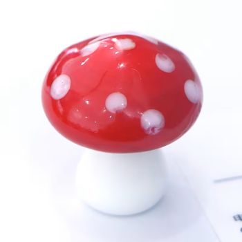 Гъбка червенушка - фигурка от цветно стъкло тип Мурано
