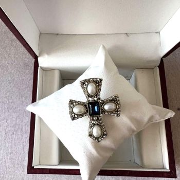 Кралска брошка, кръст