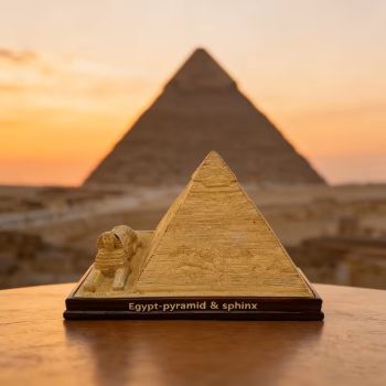 Реплика на египетска пирамида и сфинкс