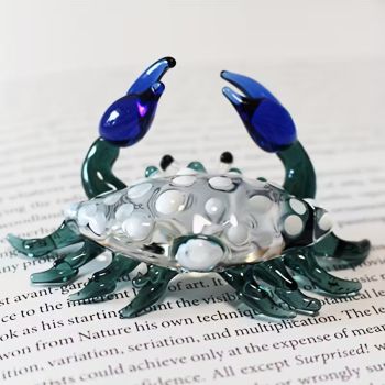 Рак, малка пластика от цветно стъкло на мъжки рак