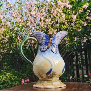 Ръчно рисувана керамична кана Пеперуда