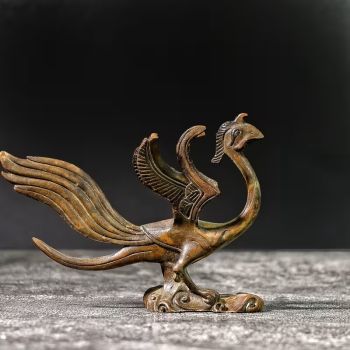 Реплика на антична фигура на Червения феникс, един от небесните пазители