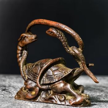 Реплика на антична фигура на Черната костенурка, един от небесните пазители
