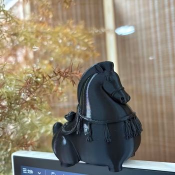 Реплика на миниатюрен древнокитайски кон от династията Танг, символ на богатство