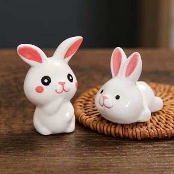 Криеница, керамични фигури на зайчета