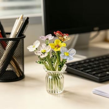 Пролетен букет - Комплект миниатюра, изработена от стъкло тип Мурано, 7 цветя и вазичка