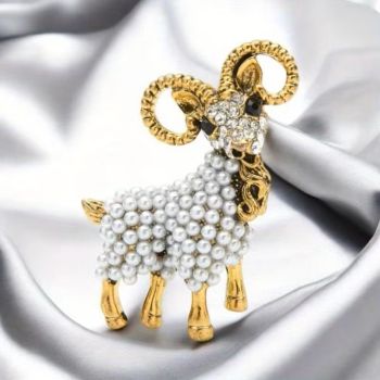 Кози рог, брошка за представителките на зодия Кози рог