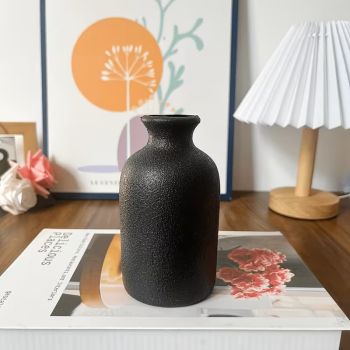 Модерна черна ваза в индустриален стил 