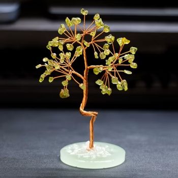 Дървото на силата, малка пластика от естествени полускъпоценни камъни, естествен перидот