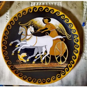 Ръчно рисувана керамична чиния със злато, По пътя към победата с богинята Нике