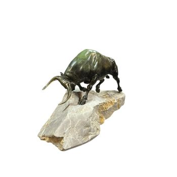 Авторска скулптура на бик